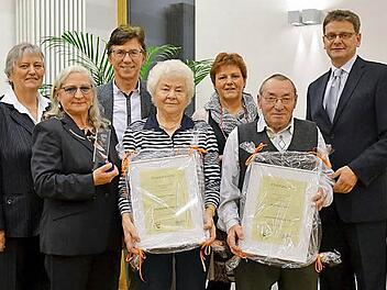Vordere Reihe von links: Irmgard Wewetzer, Helga Kohlmann, die den Preis für ihren erkrankten Mann Rudolf Kohlmann entgegennahm, und Erwin Körber, hintere Reihe: Zweite Bürgermeisterin Barbara Zeh, Gemeinderat Werner Gunselmann, Gemeinderätin Doris Roppelt, Bürgermeister Karl-Heinz Wagner Foto: A. Spörlein