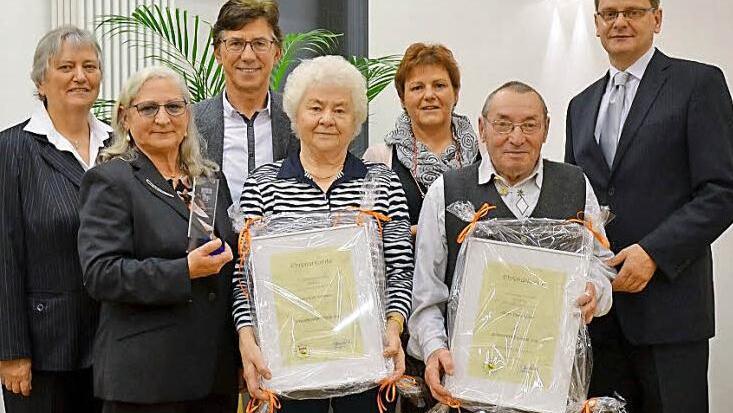 Vordere Reihe von links: Irmgard Wewetzer, Helga Kohlmann, die den Preis für ihren erkrankten Mann Rudolf Kohlmann entgegennahm, und Erwin Körber, hintere Reihe: Zweite Bürgermeisterin Barbara Zeh, Gemeinderat Werner Gunselmann, Gemeinderätin Doris Roppelt, Bürgermeister Karl-Heinz Wagner Foto: A. Spörlein