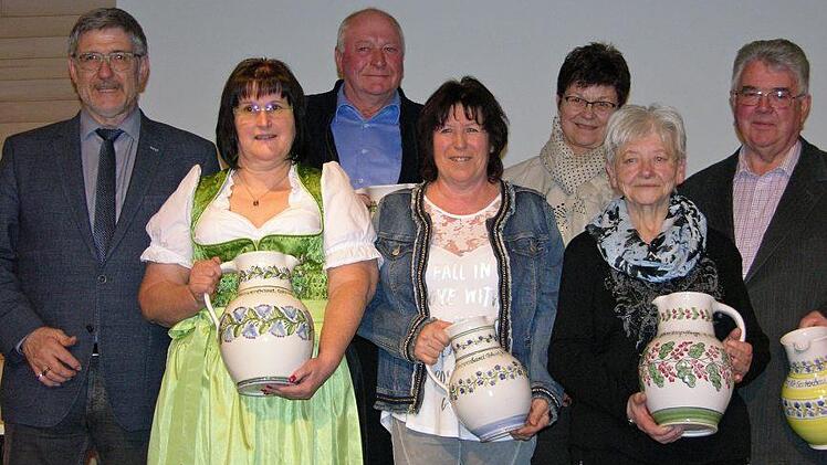 Den Blumenkrug als höchstes Dankeschön überreichte Kreisvorsitzender Landrat Michael Busch an (von links) Ute Florschütz, Reinhard und Helene Böhm, Martina Zarske, Renate Forkel, Hilde Gemeinhardt und Bernd Pertsch. Foto: Klaus Oelzner