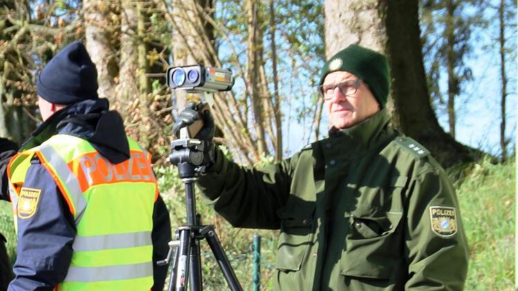 PHK Uwe Hartung hat die Laserpistole aufgebaut. Re. PHK Lothar Manger. Foto: Werner Vogel