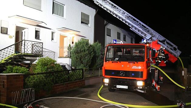 Bei einem Feuer in einem Wohngebäude in Rednitzhembach (Landkreis Roth) ist hoher Sachschaden entstanden. Foto: NEWS5 / Fechner