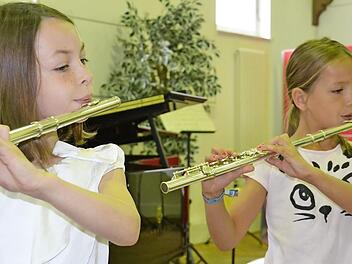 Mia Erlmann und Klara Hanusova spielen seit zwei Jahren Querflöte. Foto: Horst Wunner