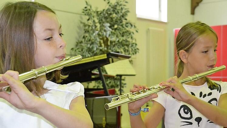 Mia Erlmann und Klara Hanusova spielen seit zwei Jahren Querflöte. Foto: Horst Wunner