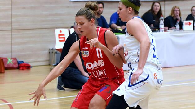 DJK-Neuzugang Caroline van der Velde (l.) im Bundesliga-Einsatz f&uuml;r den Herner TC gegen die SV Halle Lions Foto: Thomas Br&uuml;ning