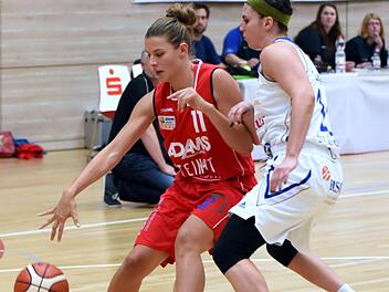DJK-Neuzugang Caroline van der Velde (l.) im Bundesliga-Einsatz f&uuml;r den Herner TC gegen die SV Halle Lions Foto: Thomas Br&uuml;ning