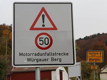 Zu diesem Schild wird ein weiteres am Würgauer Berg kommen: Das Landratsamt Bamberg hat die Sperrung der Strecke für Motorradfahrer an Wochenenden und Feiertagen angeordnet. Die meisten Reaktionen darauf sind positiv. Archivbild: Barbara Herbst