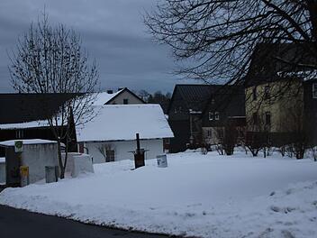 Im jetzigen Kindergarten sollte die ehemalige Lehrerwohnung im Obergeschoss zu einen Dorfgemeinschaftsraum umgestaltet werden. Jetzt wird der Neubau eines Dorfgemeinschaftshauses oberhalb des Feuerwehrhauses favorisiert (Bild).  Veronika Schadeck