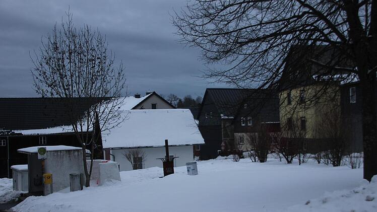 Im jetzigen Kindergarten sollte die ehemalige Lehrerwohnung im Obergeschoss zu einen Dorfgemeinschaftsraum umgestaltet werden. Jetzt wird der Neubau eines Dorfgemeinschaftshauses oberhalb des Feuerwehrhauses favorisiert (Bild).  Veronika Schadeck