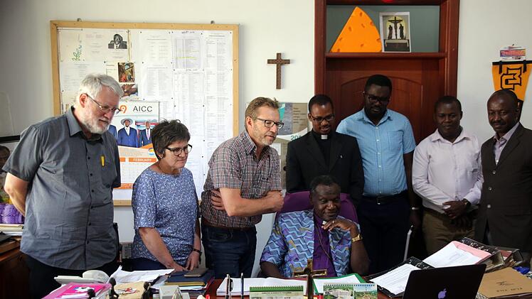 Zwei Projekte im Eastern District stehen auch im Gespräch mit Bischof Elias Kitoi Nassari im Mittelpunkt: die unvollendete Liberty Grundschule sowie die Krankenstation in Leguruki. Amüsiert schauen sich die Vertreter der Meru Diözese den Kurzfilm über das entlegene "Dorfspital" an, mit dem Dr. Friedrich Flierl in der Heimat um Spenden werben will. Von links: Pfarrer Heinz Geyer, Veronika und Friedrich Flierl, Bischof Nassari, sein Stellvertreter Pastor Ndelekwa Pallangyo, Generalsekretar Laz...