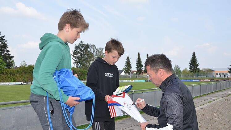 Paul-Emile (Mitte), ein Fan des FC Bayern München, und Barca-Anhänger Konrad holen sich Autogramme. Beide spielen beim 1. FC Herzogenaurach in der D2-Jugend.