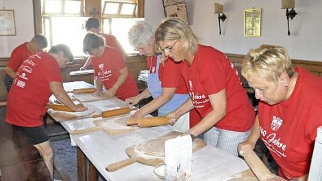 Frauenpower beim Plootzausrollen in der Heimatstube. Foto: Peter Klopf