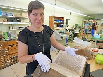 Buchbindemeisterin Katharina Lässig mit einer von ihr restaurierten Bibel aus dem 16. Jahrhundert in ihrer Werkstatt in Waischenfeld Foto: Thomas Weichert