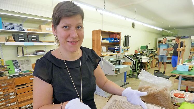 Buchbindemeisterin Katharina Lässig mit einer von ihr restaurierten Bibel aus dem 16. Jahrhundert in ihrer Werkstatt in Waischenfeld Foto: Thomas Weichert