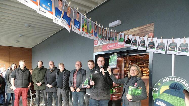 Kerstin Zwingel (rechts) präsentiert das Stickeralbum mit  Christian Götz, Fabian und Matthias Zwingel, Alex Rogner und Gerald Brehm (von rechts).