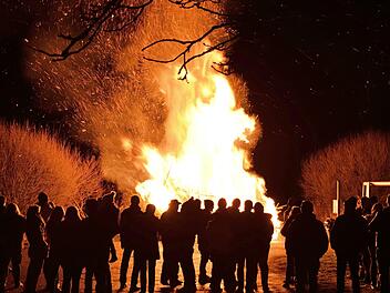 Schnell schlugen die Flammen empor, als das Christbaumfeuer angesteckt wurde, doch war schon nach kurzer Zeit diese "weihnachtlicher Herrlichkeit" für immer vorbei, als die Christbäume ein letztes Mal gebrannt hatten. Foto: Dieter Radziej