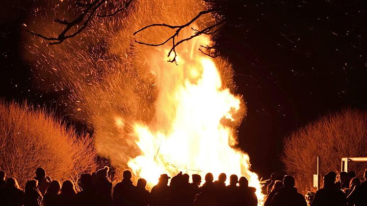 Schnell schlugen die Flammen empor, als das Christbaumfeuer angesteckt wurde, doch war schon nach kurzer Zeit diese "weihnachtlicher Herrlichkeit" für immer vorbei, als die Christbäume ein letztes Mal gebrannt hatten. Foto: Dieter Radziej