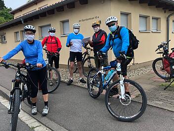 Das erste Radtraining nach dem Corona-Lockdown der TV/DJK-Ski- und Radsportabteilung fand am Mittwochabend statt - nach strengen Auflagen. Bevor sie in die Pedalen treten durften, mussten die Guides, wie Lothar Kleespies (Zweiter von rechts), Teilnehmerlisten erstellen und Einverständniserklärungen von den Radler/-innen unterschreiben lassen. Masken, Handschuhe und Desinfektionsmittel gehören ab jetzt in jeden Guide-Rucksack. Beim Radeln durften die Masken wieder abgesetzt werden.  Foto: Ange...