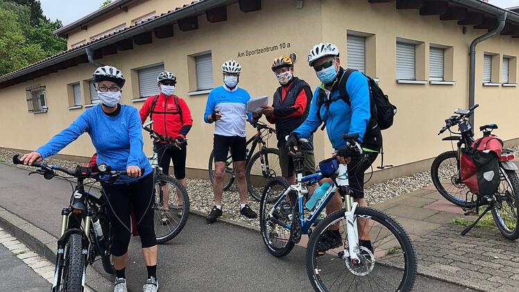 Das erste Radtraining nach dem Corona-Lockdown der TV/DJK-Ski- und Radsportabteilung fand am Mittwochabend statt - nach strengen Auflagen. Bevor sie in die Pedalen treten durften, mussten die Guides, wie Lothar Kleespies (Zweiter von rechts), Teilnehmerlisten erstellen und Einverständniserklärungen von den Radler/-innen unterschreiben lassen. Masken, Handschuhe und Desinfektionsmittel gehören ab jetzt in jeden Guide-Rucksack. Beim Radeln durften die Masken wieder abgesetzt werden.  Foto: Ange...