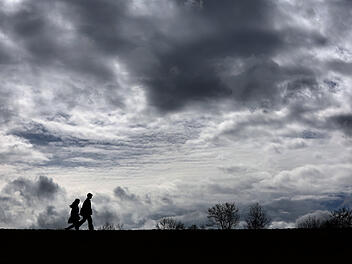 Spaziergang unter Regenwolken