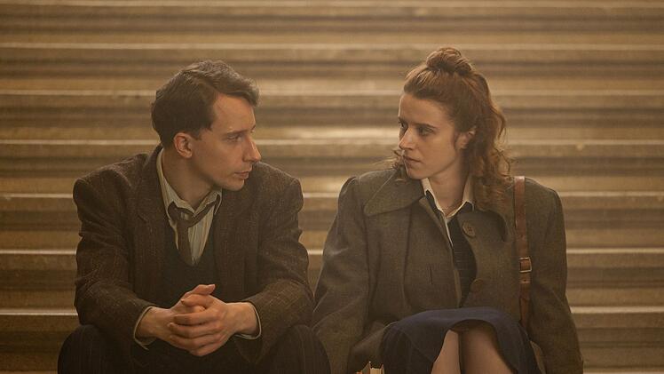 Was machen wir eigentlich hier? Seweryna Szmaglewska (Katharina Stark) und Ernst Michel (Jonathan Berlin) sitzen voller Zweifel auf den Treppen des N&uuml;rnberger Justizpalastes.