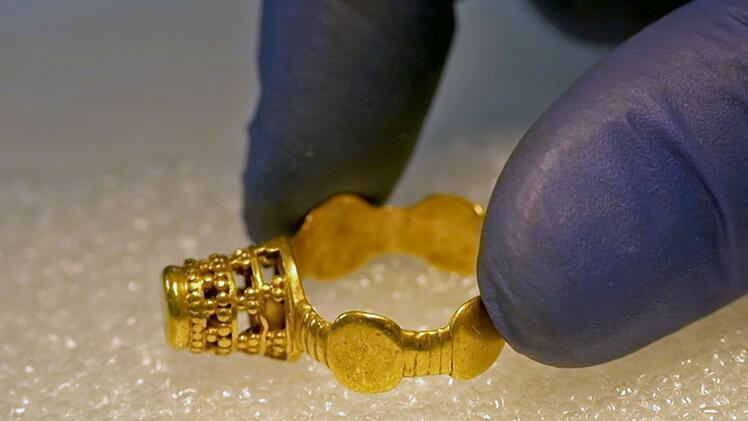 Arch&auml;ologische Funde aus dem Kolosseum wie dieser Goldring dokumentieren den Wohlstand im R&ouml;mischen Reich.