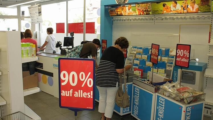 Die letzten Waren standen am Dienstag  vor der Kasse.