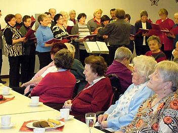Der Gesangverein Lauenstein erfreute die Bewohner im Saal des BRK Senioren- und Pflegeheims Ludwigsstadt mit besinnlichen Liedern. In der Mitte Chorleiter Frieder Apel, der die Chorsätze eigens für den gemischten Chor selbst zusammengestellt und überarbeitet hatte, so dass es einmalige Erlebnisse für die Zuhörer waren. Foto: Simone Büttner