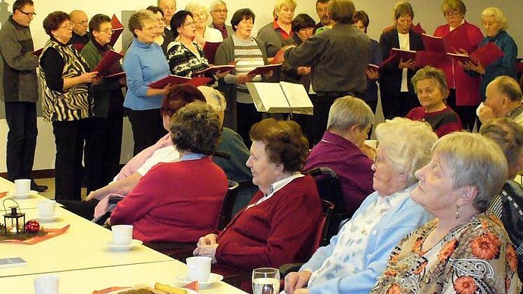 Der Gesangverein Lauenstein erfreute die Bewohner im Saal des BRK Senioren- und Pflegeheims Ludwigsstadt mit besinnlichen Liedern. In der Mitte Chorleiter Frieder Apel, der die Chorsätze eigens für den gemischten Chor selbst zusammengestellt und überarbeitet hatte, so dass es einmalige Erlebnisse für die Zuhörer waren. Foto: Simone Büttner
