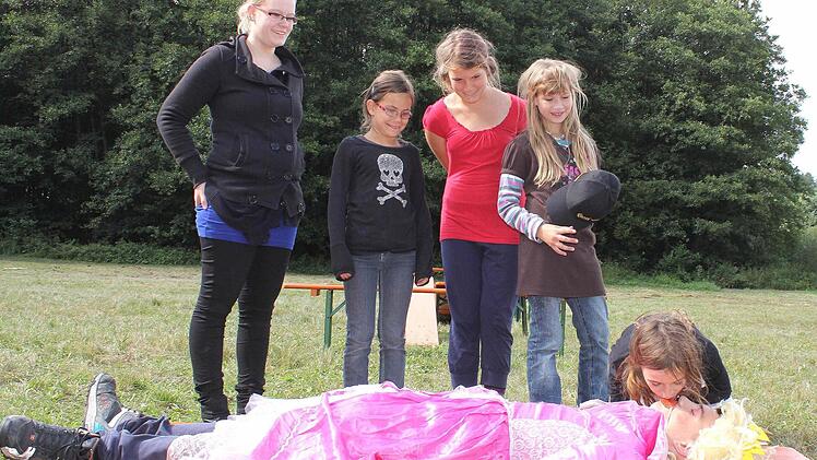 Wer traut sich? "Ich", sagte Tamara aus Westheim ganz mutig und küsste Dornröschen (Lukas Krug) nach über 100 Jahren im Tiefschlaf auf einer Reutersbrunner Wiese wach.