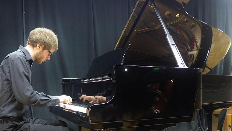 Jonas Gleim ist Cellist. Im Konzert übernimmt er den Klavierpart und begleitet das Violoncello bei der Sonate in e-moll, op. 38 von Johannes Brahms