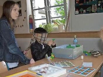 Gar nicht so einfach: Bauen mit verbundenen Augen.  Foto: privat