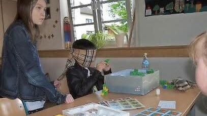 Gar nicht so einfach: Bauen mit verbundenen Augen.  Foto: privat