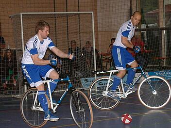 Sebastian Rehmet (links) und Markus Michel vom RVC Steinwiesen haben am letzten Spieltag den Klassenerhalt in der 2. Radball-Bundesliga geschafft.  Foto: Hans Franz