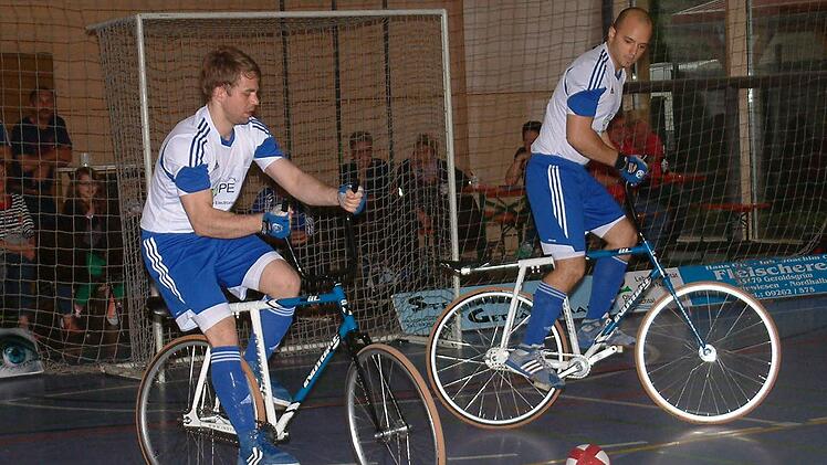 Sebastian Rehmet (links) und Markus Michel vom RVC Steinwiesen haben am letzten Spieltag den Klassenerhalt in der 2. Radball-Bundesliga geschafft.  Foto: Hans Franz