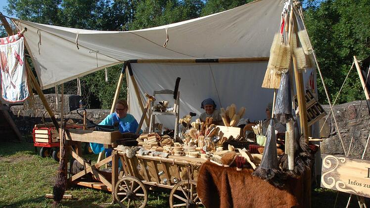 Tolle Kostüme, zünftige Klänge, alte Handwerkskunst und wirbelnde Tänze erlebte die sonst so beschaulich daliegende Ruine der Lauterburg am Wochenende beim Mittelalter-Spektakel. Foto: Rainer Lutz