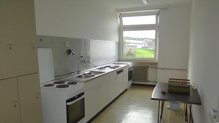 Der Schlüssel ist folgender: Acht Personen müssen sich einen Herd teilen. Die Küchen des ehemaligen Offizierswohnheims mussten dementsprechend mit elektrischen Geräten ergänzt werden.  Foto: Johanna Eckert