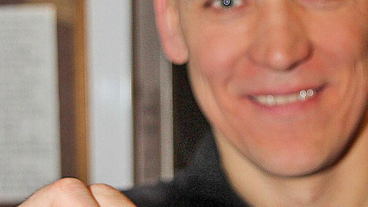 Oliver Jurk bekam die goldene Ehrennadel des Fastnachtsverbandes. Seit vielen Jahren gestaltet und fertigt er die Faschingsorden der "Bischöff". Der diesjährige Orden zeigt die alte Raiffeisen-Halle, die heute als Vereinsheim dient. Foto: Dieter Britz