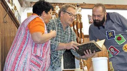Seit vielen Jahren pr&auml;gen Patricia Lindner, Bernd Linsner und Daniel D&uuml;ring (von links) mit Charakterrollen die Auff&uuml;hrungen des KCV. Foto: Christiane Reuther