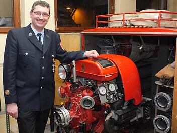 Vor drei Jahren hat die Nickersfeldener Tragkraftspritze, die mit einem Traktor zum Einsatz gezogen werden muss, noch einwandfrei funktioniert. Damals hatte Kommandant Norbert Borst keinen Handlungsbedarf gesehen. Aber jetzt ist das 40 Jahre alte Gerät wirtschaftlich nicht mehr zu reparieren. Foto: Archiv/Björn Hein