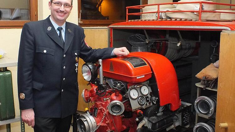 Vor drei Jahren hat die Nickersfeldener Tragkraftspritze, die mit einem Traktor zum Einsatz gezogen werden muss, noch einwandfrei funktioniert. Damals hatte Kommandant Norbert Borst keinen Handlungsbedarf gesehen. Aber jetzt ist das 40 Jahre alte Gerät wirtschaftlich nicht mehr zu reparieren. Foto: Archiv/Björn Hein