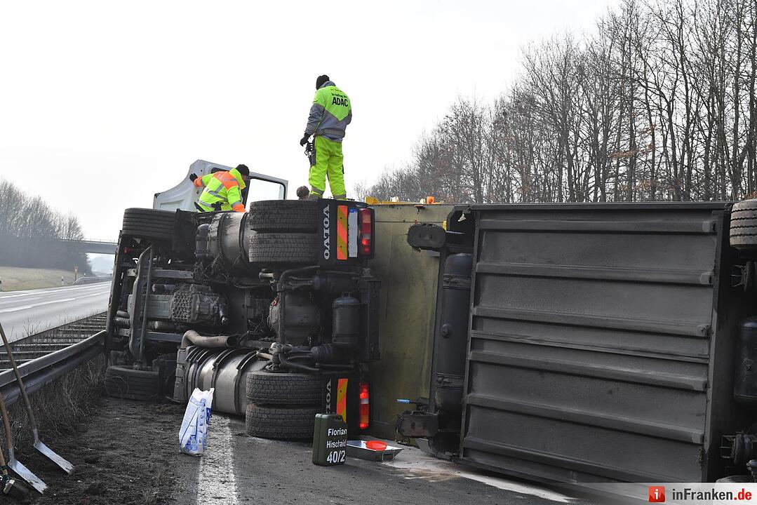 Lkw kippt auf A73 um - Autobahn in Richtung Nürnberg gesperrt