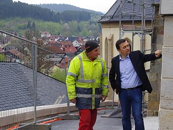 Die Arbeiten am Kirchenumfeld machen große Fortschritte. Der Wallenfelser Bürgermeister Jens Korn (r.) macht sich hier gerade ein Bild von der Gestaltung der Friedhofsmauer. Mit ihm spricht Vorarbeiter Erhard Mattis von der Firma Dechant. Foto: Marco Meißner