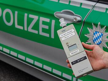 Unfall in Oberfranken: Die Polizei findet den Verursacher volltrunken auf. Auch der Unfallwagen taucht schlie&szlig;lich wieder auf. Symbolfoto: Christopher Schulz