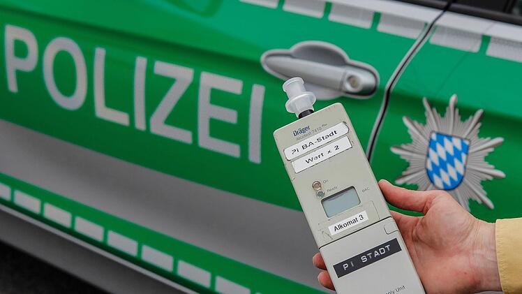 Unfall in Oberfranken: Die Polizei findet den Verursacher volltrunken auf. Auch der Unfallwagen taucht schlie&szlig;lich wieder auf. Symbolfoto: Christopher Schulz