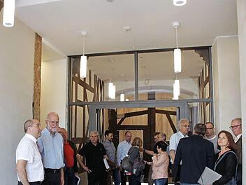 Johannes Krapp und Christoph Gatz (v. l.) präsentierten den neuen Eingangsbereich. Foto: Evi Seeger