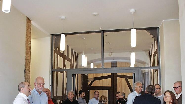 Johannes Krapp und Christoph Gatz (v. l.) präsentierten den neuen Eingangsbereich. Foto: Evi Seeger