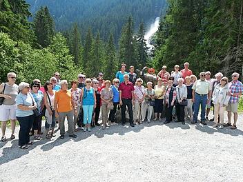 Die Reisegruppe der Pfarrei Herz- Jesu Pressig in der Nähe der Krimmler Wasserfälle Foto: Karl-Heinz Hofmann