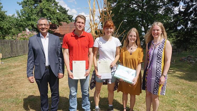 Der Preis der Stadt Bischofsheim wurde vom stellvertretendem  Bürgermeister Egon Sturm (von linkks links) an  Julius Plaszczyk und Michaela Heigl  übergeben. Den diesjährigen Buchpreis erhielt Kerstin Sporck von  Schulleiterin Christine Götz. Fotos: Marion Eckert