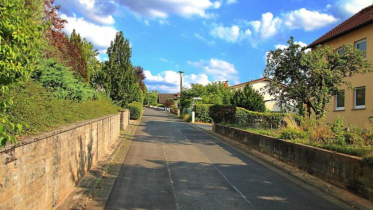 Die Ludwig-Derleth-Straße in der Zent ist nach einem Dichter benannt, der  in Gerolzhofen geboren wurde und mindestens ein Jahr (1882) das  Studienseminar in Münnerstadt besuchte.  Foto: Dieter Britz