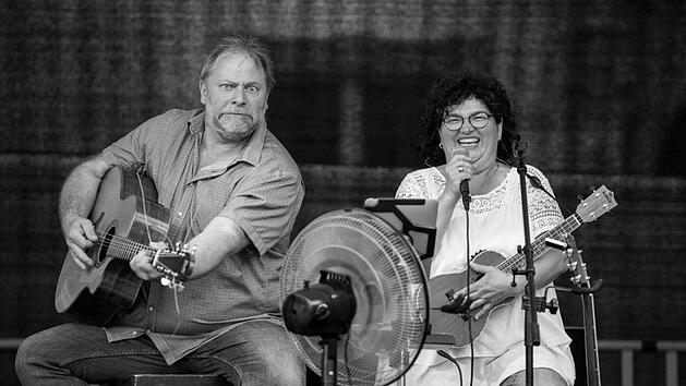 Die beiden Mittelfranken Wulli Wullschl&auml;ger und Sonja Tonn werden am 1. Oktober auf der B&uuml;hne im Kursaalgeb&auml;ude spielen und singen.  Foto: Tobias Hartmann